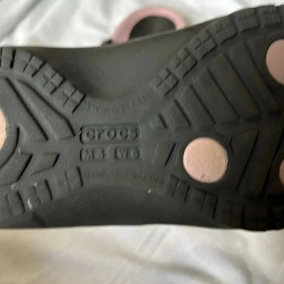 Crocs slip on flips flops / sandals size 6 women’s 2 pairs black and pink - Picture 4 of 8